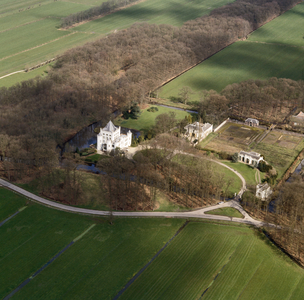 842225 Luchtfoto van kasteel Sandenburg met landschapspark (Langbroekerdijk A22-A28) te Nederlangbroek (gemeente ...